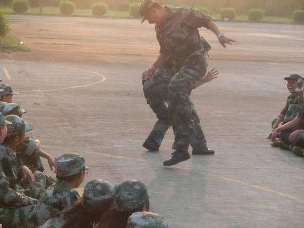 其實教官也貪玩，夕陽西下一天的操練即將結束。